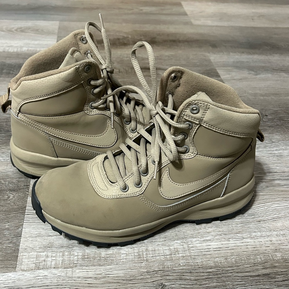 Adorable Nike Monodome Boots